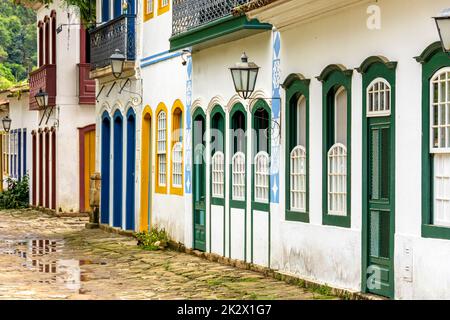 Straßen mit bunten Häusern im Kolonialstil in der historischen Stadt Paraty Stockfoto