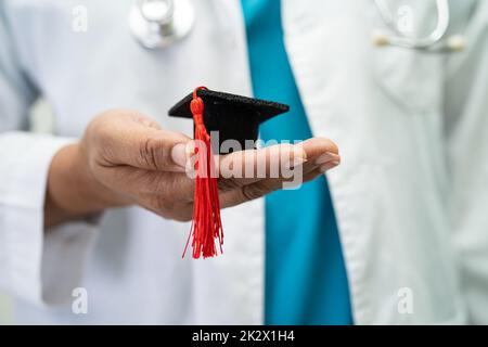 Asiatische Arzt Studie lernen mit Abschluss GAP Hut in Krankenhausstation, clever hell Genie Bildung Medizin Konzept. Stockfoto