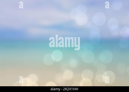 Abstrakter Meereshintergrund. Abstrakt tropischen Sandstrand Sommer Strand Hintergrund mit Bokeh Lichter auf hellblauen Himmel und Sonne. Schöne Textur. Platz. Stockfoto