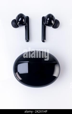 Kabellose Kopfhörer auf einem weißen Stockfoto