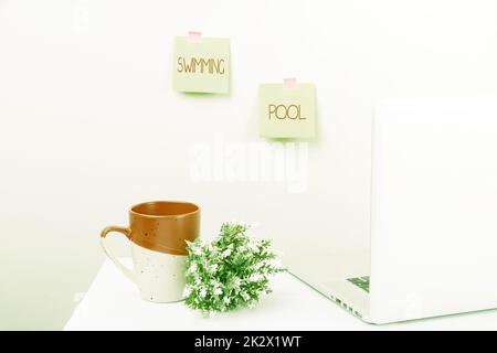 Schild mit Schwimmbad. Business-Konzept-Struktur, das Wasser für Freizeitaktivitäten halten soll ordentliche Arbeitsbereichsgestaltung, Schreibtischgeräte, intelligentes Büro Stockfoto