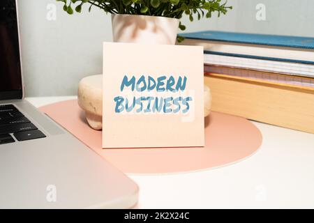 Textzeichen für Modern Business. Word for Introduction in die Philosophie großer Unternehmen Bürobedarf über Schreibtisch mit Tastatur und Brille und Kaffeetasse für die Arbeit Stockfoto