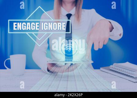 Textzeichen mit „Engage Ignore“. Internet-Konzept Stille Behandlung Manipulative Strafe Schmollerei, Verdrängende Frau, Die Auf Dem Bildschirm Des Mobiltelefons Die Futuristische Technologie Zeigt Stockfoto