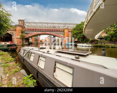 Narrowboat mit Solarpanel, vertäut unter der Merchant's Bridge auf dem Bridgewater Canal. Castlefield, Manchester. Stockfoto