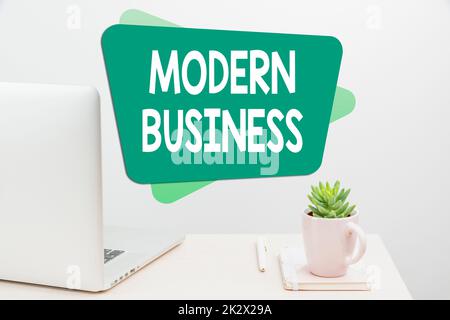 Schild mit der Aufschrift Modern Business. Konzeptfoto Einführung in die Philosophie großer Unternehmen Tidy Workspace Setup, Writing Desk Tools Equipment, Smart Office Stockfoto