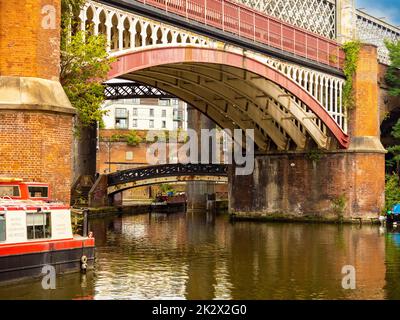 Brigewater-Viadukt über den Bridgewater-Kanal im Gebiet Castlefield von Manchester. Stockfoto