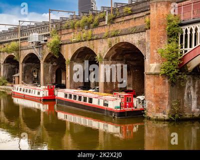 Kanalkreuzfahrtschiffe vertäuten am Bridgewater-Viadukt in der Gegend von Castlefield in Manchester. VEREINIGTES KÖNIGREICH Stockfoto