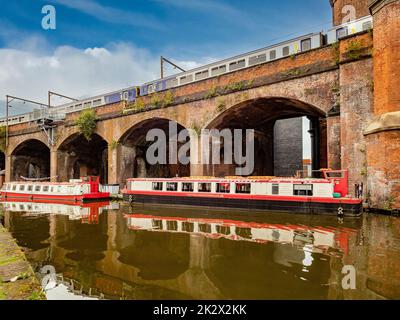 Kanalkreuzfahrtschiffe vertäuten am Bridgewater-Viadukt in der Gegend von Castlefield in Manchester. VEREINIGTES KÖNIGREICH Stockfoto