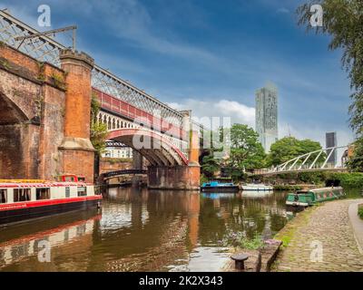 Vertäute Lastkähne entlang des Bridgewater Viadukts mit Beetham Tower in der Ferne. Castlefield. Manchester. VEREINIGTES KÖNIGREICH Stockfoto