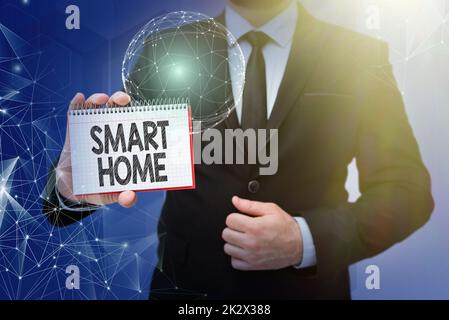 Textunterschrift für Smart Home. Internet Concept Automation System Steuerung Beleuchtung Klima Unterhaltungssysteme Geschäftsmann im Anzug hält Notizblock für globales innovatives Denken. Stockfoto