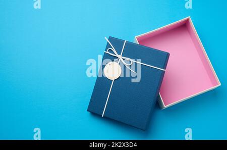 Leere offene rechteckige Geschenkkarton auf blauem Hintergrund, Draufsicht Stockfoto