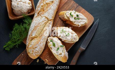 Französisches Baguette mit oder Sandwiches mit geräuchertem Lachs und Pastete oder Mousse mit Frischkäse Stockfoto