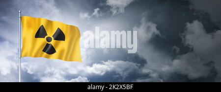 Radioaktives Nuklearsymbol an einem wolkigen Himmel Stockfoto