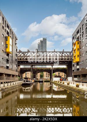 Außenansicht der Potato Wharf Apartments mit Blick auf den Bridgewater Canal, das Viadukt von Castlefield und den Elizabeth Tower in der Ferne. Manchester Stockfoto