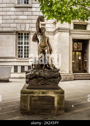 Adrift: Anfang des 20.. Jahrhunderts, Klasse II gelistete Bronzestatue von John Cassidy außerhalb der Zentralbibliothek. Manchester. VEREINIGTES KÖNIGREICH. Stockfoto