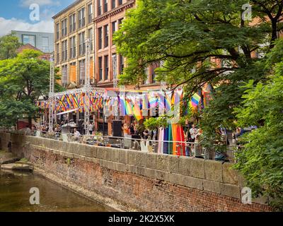 Essen im Freien in der Canal Street, dem Zentrum von Manchesters Schwulendorf, von der Menshull Street aus gesehen. VEREINIGTES KÖNIGREICH Stockfoto