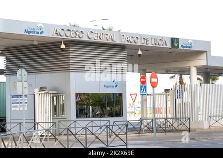 Das zentrale Torhaus zum Puerto de Algeciras (Hafen von Algeciras), das nach dem berühmten Flamenco-Gitarristen der Stadt Paco De Lucia benannt wurde. Stockfoto