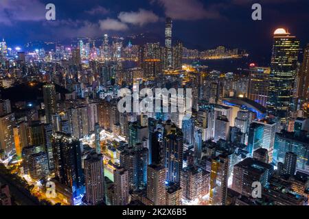 Kowloon City, Hong Kong 21 April 2020: Blick von oben auf Hong Kong City bei Nacht Stockfoto