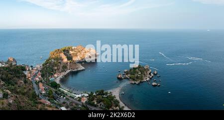 Blick aus dem hohen Winkel auf die malerische Landschaft der Insel mit Strand und Häusern Stockfoto