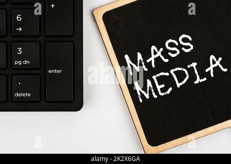 Inspiration mit Zeichen für Massenmedien. Business Idea Group, die der Öffentlichkeit Nachrichten über das Geschehen präsentiert Computertastatur und Symbol.Informationsmedium für Kommunikation. Stockfoto