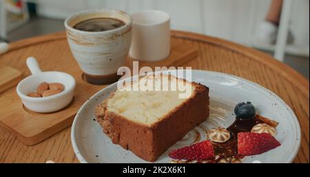 Kuchen mit heißem Kaffee im Café Stockfoto
