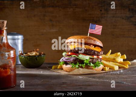 Doppelburger mit Pommes Frites in der Nähe von Ketchup Stockfoto