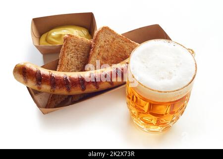 Bier und gegrillte Wurst auf dem Tisch Stockfoto