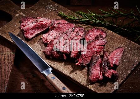 Köstliche Filetsteaks mit Gewürzen auf dem Schneidebrett Stockfoto