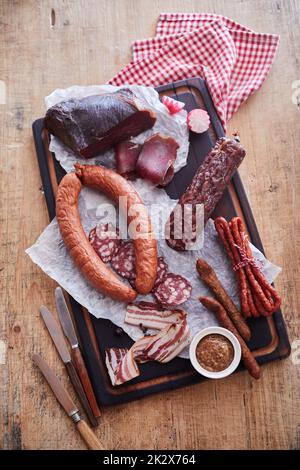 Verschiedene Würstchen auf dem Tablett Stockfoto