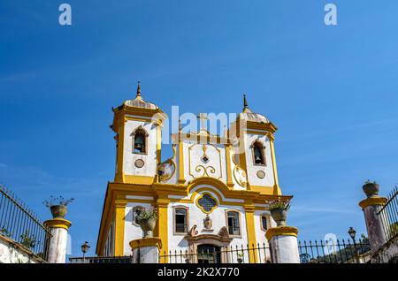 Blick auf die Fassade der historischen Kirche im Barockstil mit blauem Himmel in Ouro Preto Stockfoto