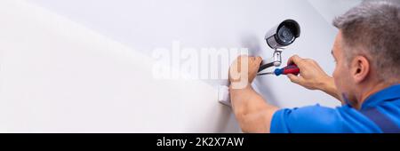 Techniker Repariert Sicherheitskamera Stockfoto