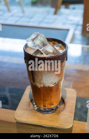 Eiskaffee-Mocha mit Schmelzschokolade Stockfoto