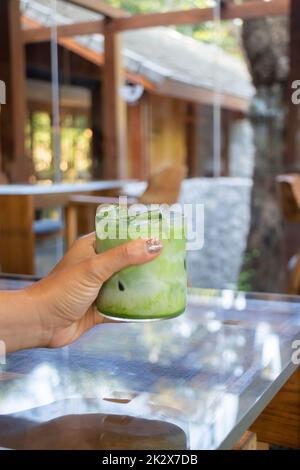 Hand auf Eis Matcha grünen Tee trinken, Stock Foto Stockfoto