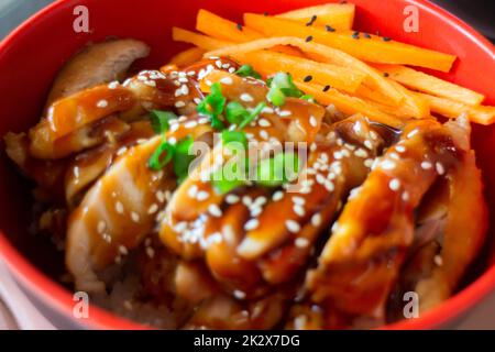 Pork Tonkatsu Cutlet oder knusprig gebratenes Hähnchen mit japanischem Reis Stockfoto