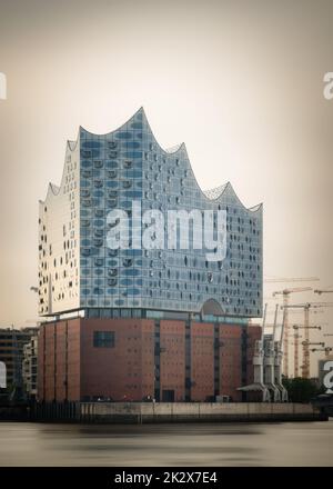 Hamburg / Deutschland: Neue Elbphilharmonie-Konzerthalle in der Hamburger HafenCity auf der Elbhalbinsel Grasbrook Stockfoto
