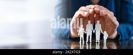 Der Unternehmer schützende Hand Familie Zahlen Stockfoto