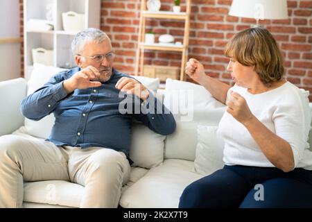 Aufgewühltes Paar, Das Auf Dem Sofa Sitzt Stockfoto
