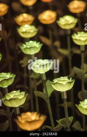 Die Lichter sind als Blumen dekoriert, um bei Nacht auf dem Festival schönes Licht zu schaffen. Stockfoto