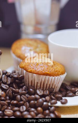 Bananenkuchen in einen Teller gelegt und Kaffeebohnen auf der Seite Stockfoto