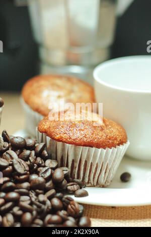 Bananenkuchen in einen Teller gelegt und Kaffeebohnen auf der Seite Stockfoto