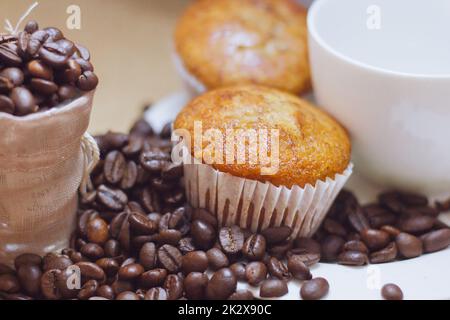 Bananenkuchen in einen Teller gelegt und Kaffeebohnen auf der Seite Stockfoto