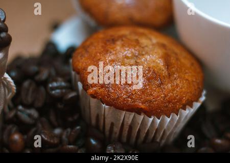 Bananenkuchen in einen Teller gelegt und Kaffeebohnen auf der Seite Stockfoto