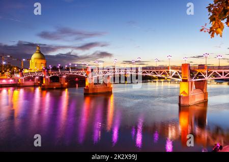 Brücke Toulouse Pont Saint-Pierre mit dem Fluss Garonne in der Abenddämmerung in Frankreich Stockfoto