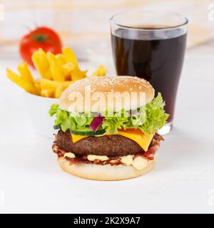 Hamburger Cheeseburger Mahlzeit Fastfood mit Cola Getränk und Pommes Frites auf einem Holzbrettplatz Stockfoto