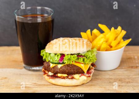 Hamburger Cheeseburger Mahlzeit Fastfood mit Cola Getränk und Pommes Frites auf einem Holzbrett Stockfoto