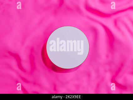 Leuchtendes Magenta, Neonpink 3D-Rendering minimales Produktdisplay Draufsicht flach liegend kreisförmiges Podium oder Ständer mit goldener Linie auf gewelltem Textil für die Fotografie von luxuriösen kosmetischen Produkten von oben Stockfoto