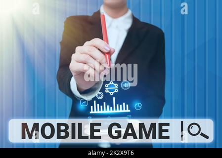Handschriftliches Schild Mobile Game. Geschäftskonzept Es handelt sich um unterhaltsame Programme, die auf einem Smart-Gerät ausgeführt werden. Lady Press-Bildschirm des Mobiltelefons, der die futuristische Technologie zeigt Stockfoto