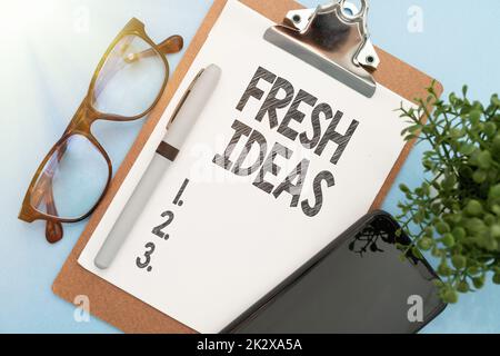 Begriffliche Beschriftung Neue Ideen. Konzept bedeutet Gedanken oder Vorschläge zur möglichen Handlungsweise, auffällige Büromaterialien, Sammlungen für Lehrzwecke, Schreibwerkzeuge Stockfoto