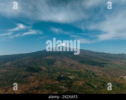 Blick auf Wolken über dem Ätna und dramatische Landschaft an sonnigen Tagen Stockfoto