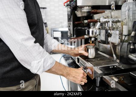 Barista bereitet Kaffee an der Espressomaschine im Café zu